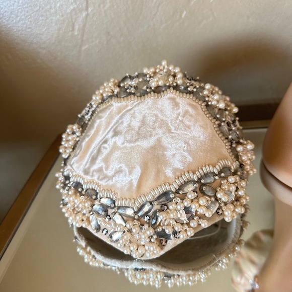 ROYAL 1950s\' PALE YELLOW VELVET COCKTAIL HAT + PEARLS & BEADS main image 9